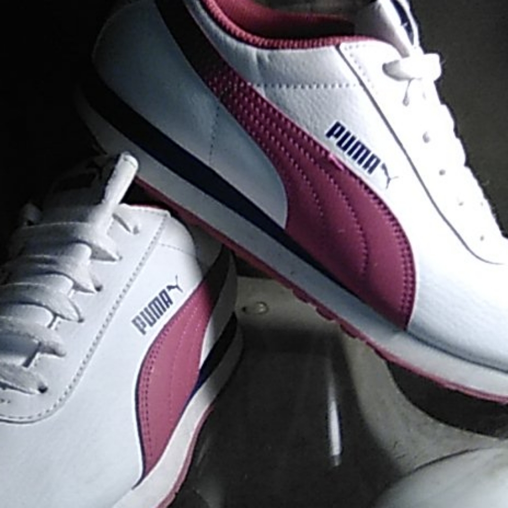 Womens size 5 vintage Pumas NEVER WORN, SIZE 6/